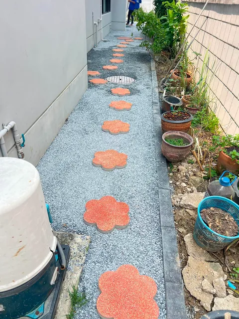 ทางเดินรอบบ้านโรยหินพร้อมแผ่นทางเดิน