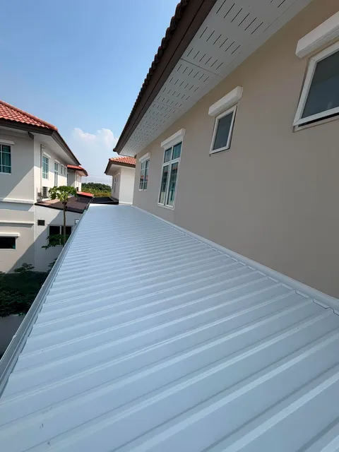 หลังคาเมทัลชีทเชื่อมระหว่างอาคาร